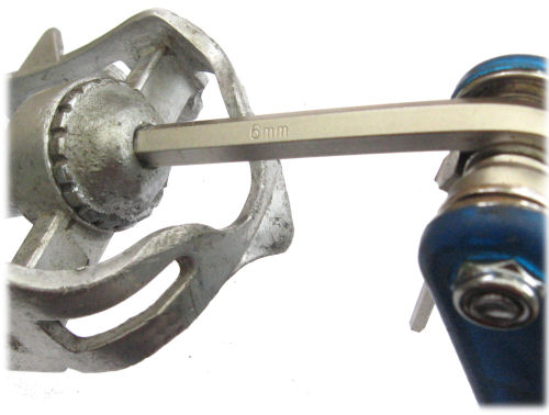 Entfernen der Staupkappe am Pedal