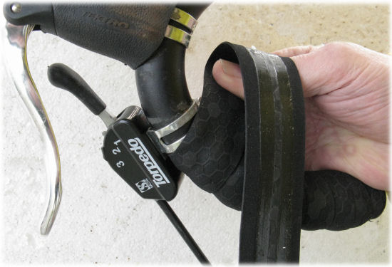 Das Lenkerband erreicht den Torpedo-Schalthebel